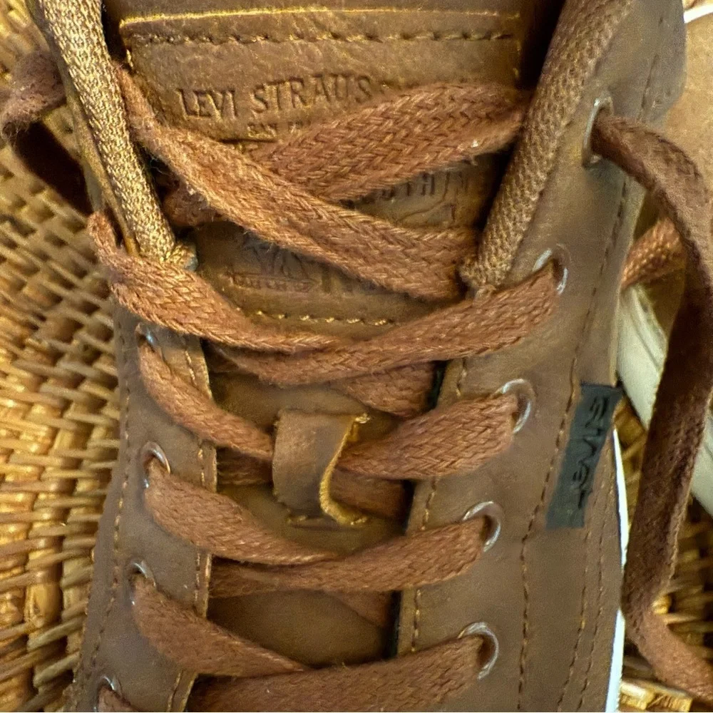 Levi's Courtright sneakers in brown synthetic leather.‎ Size 8 men’s.